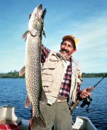 Angler mit einem "Northern Pike" in Manitoba, © Travel Manitoba