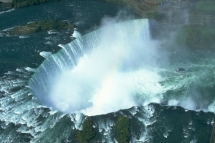 Die Niagarafälle sind Ontarios berühmteste Naturattraktion