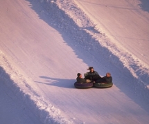 Snow Tubing in Horseshoe Valley, Ontario, © Ontario TMPC/Speed